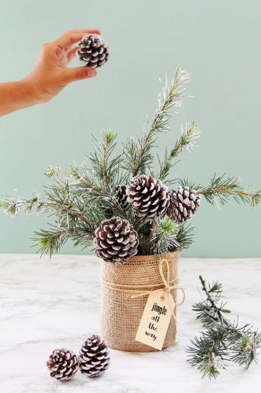 19 Décorations de Noël faciles à faire avec des pommes de pin 6