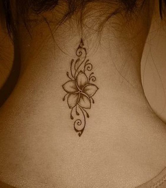 50 top idées de tatouages nuque pour femme 34