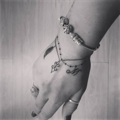 Les 100 plus beaux tatouages de poignet pour femme 20