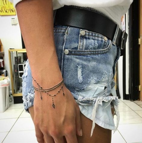 Les 100 plus beaux tatouages bracelet femme 29