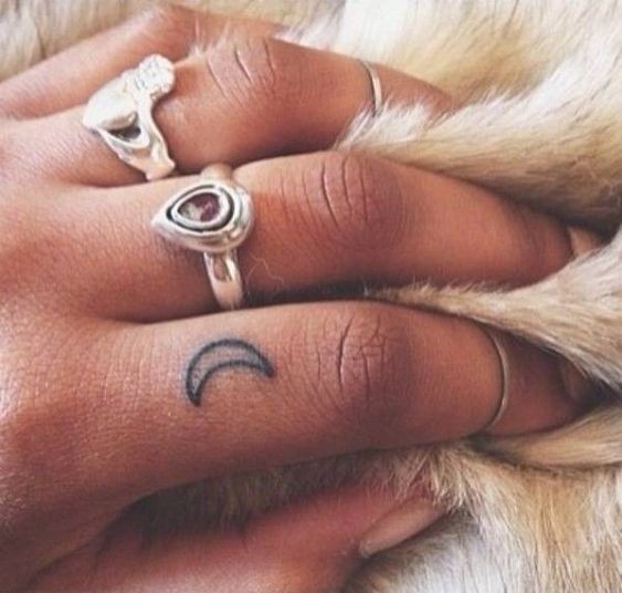 100 idées de tatouages lune pour femme 29