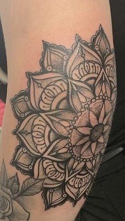 Les 100 plus beaux tatouages mandala pour femme 34