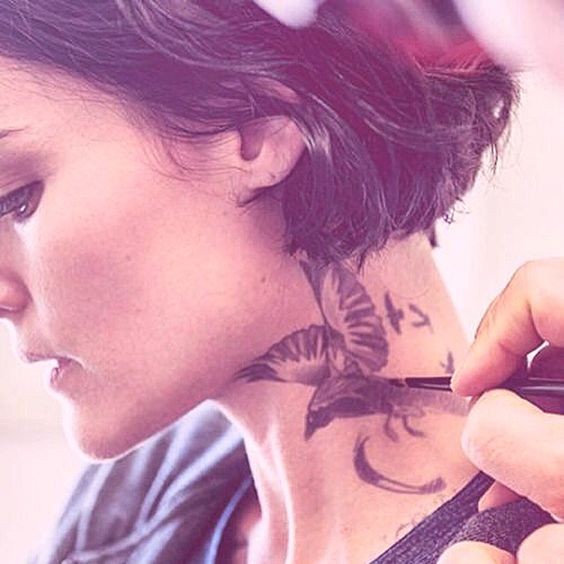 50 top idées de tatouages cou pour femme 35