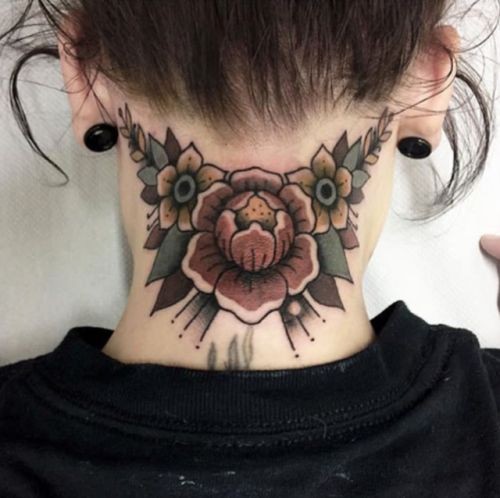 50 top idées de tatouages cou pour femme 36