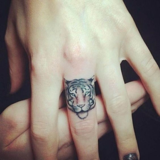 Les 100 plus beaux tatouages de doigts 41