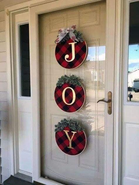 23 idées pour décorer votre entrée à Noël 7