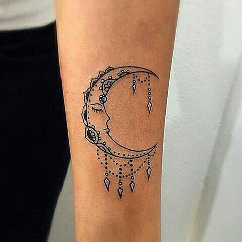 100 idées de tatouages lune pour femme 71