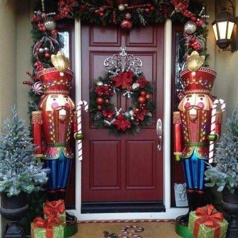 23 idées pour décorer votre entrée à Noël 8