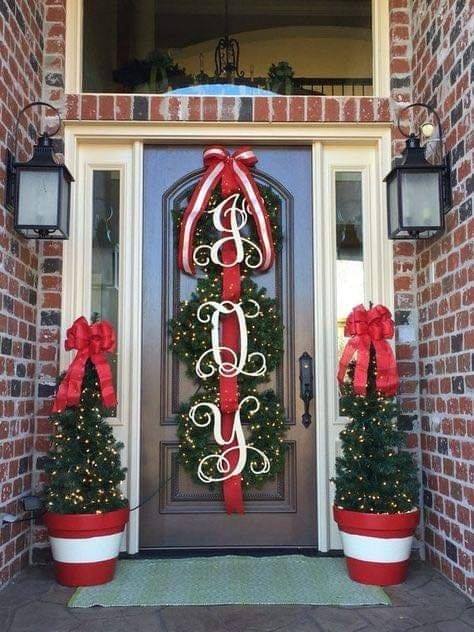 23 idées pour décorer votre entrée à Noël 9