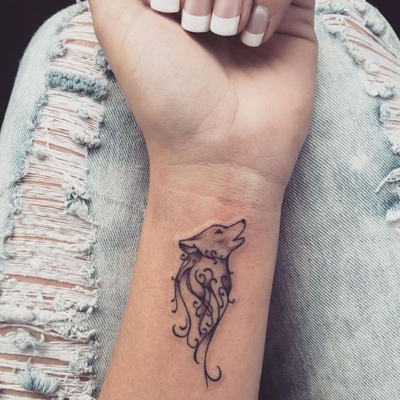 Les 100 plus beaux tatouages de poignet pour femme 94