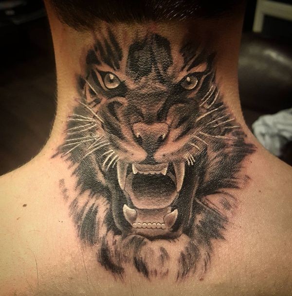 Les 50 plus beaux tatouages cou homme 21