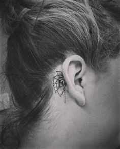 Les 50 plus beaux tatouages derrière l'oreille 26