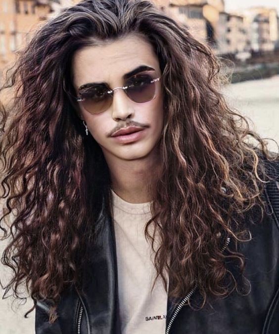 Les 44 plus belles coiffures pour hommes aux cheveux longs 29