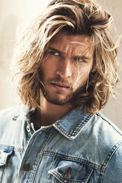 Les 44 plus belles coiffures pour hommes aux cheveux longs 42