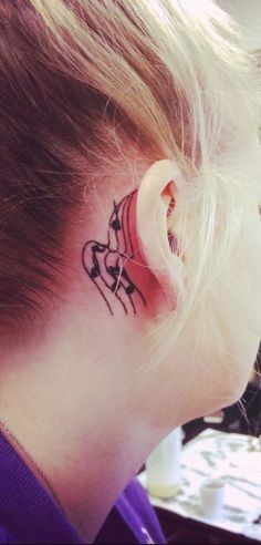 Les 50 plus beaux tatouages derrière l'oreille 43