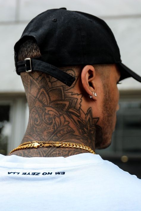 54 top idées de tatouages cou pour s'inspirer 14