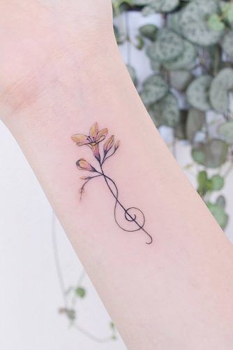 29 idées de tatouages poignet discrets pour femme 10