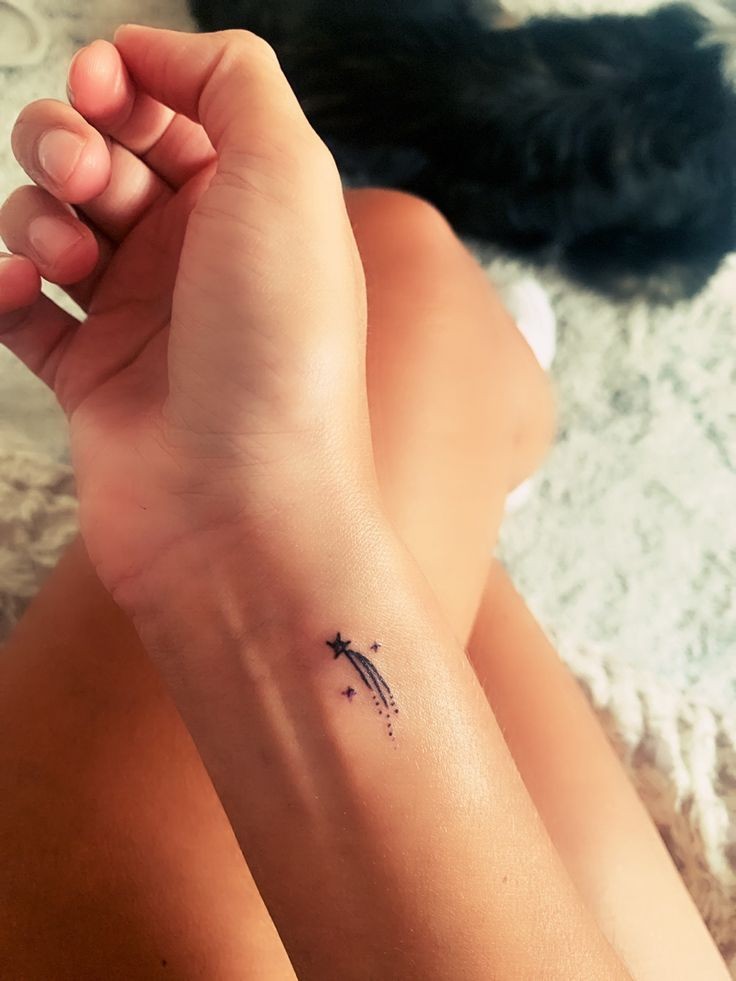 29 idées de tatouages poignet discrets pour femme 23