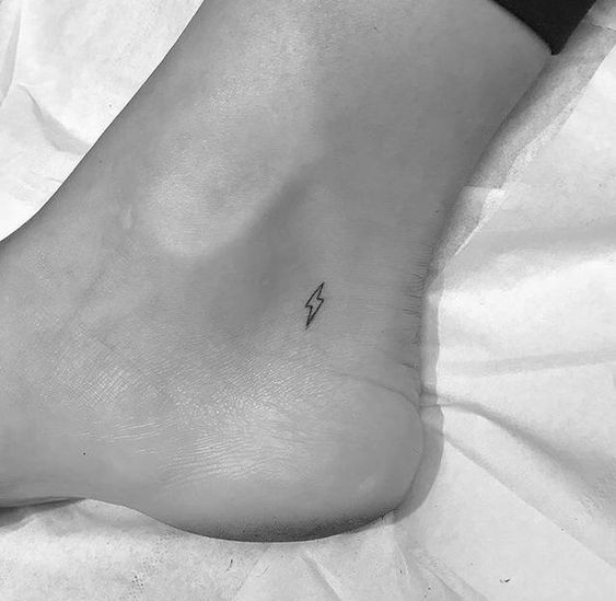 Les 100 plus belles idées de tatouages minimalistes pour femmes 107