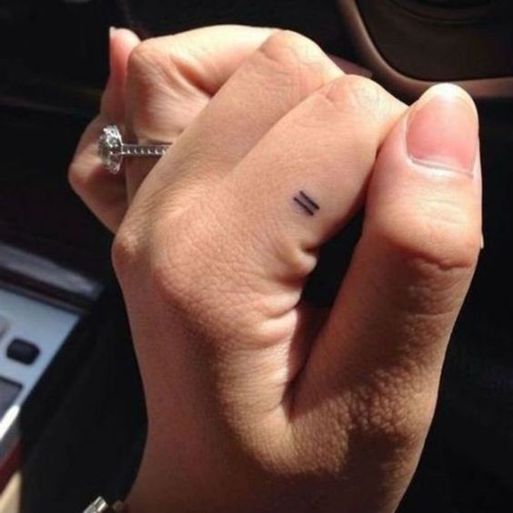 Les 100 plus belles idées de tatouages minimalistes pour femmes 16