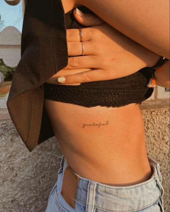 Les 100 plus belles idées de tatouages minimalistes pour femmes 38