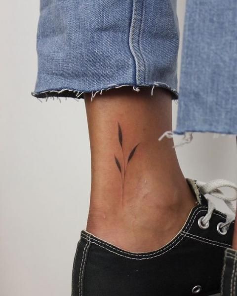 Les 100 plus belles idées de tatouages minimalistes pour femmes 58