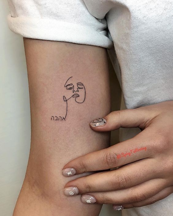 Les 100 plus belles idées de tatouages minimalistes pour femmes 61