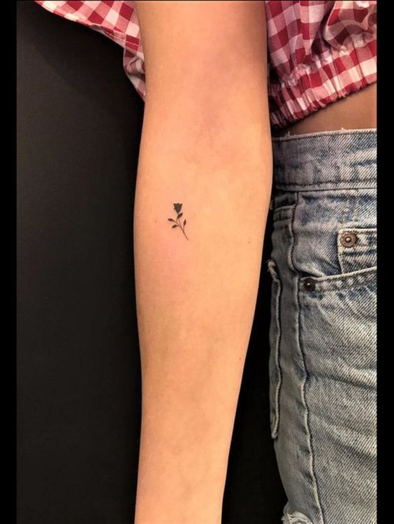 Les 100 plus belles idées de tatouages minimalistes pour femmes 70