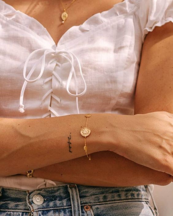 Les 100 plus belles idées de tatouages minimalistes pour femmes 10