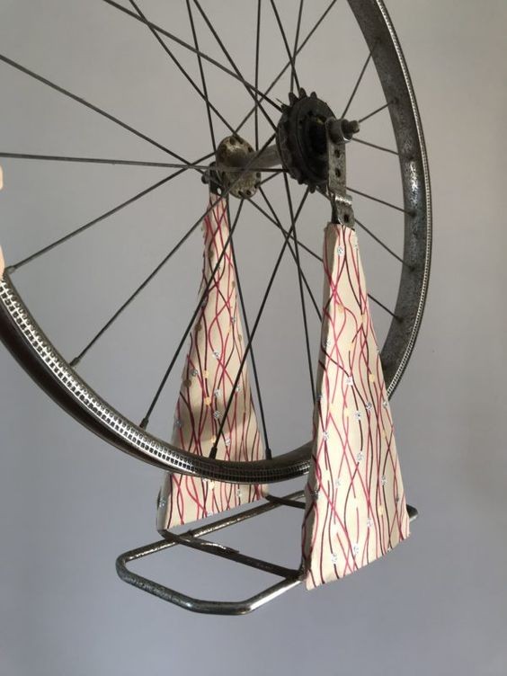 Il invente une roue de vélo increvable avec des bâtons de colle chaude -  NeozOne