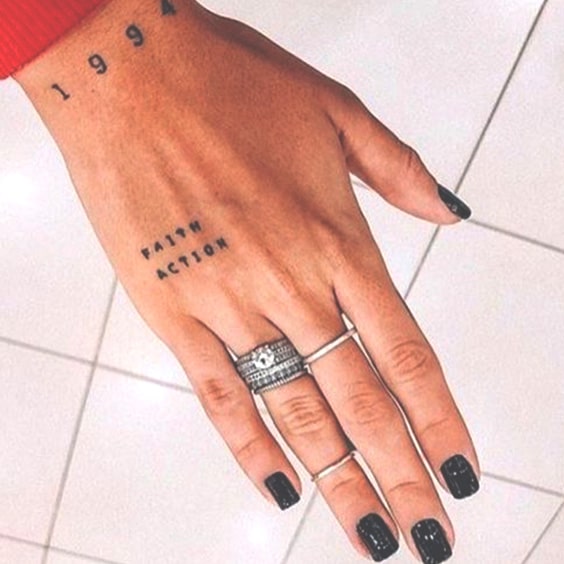 88 petits tatouages mignons et minimalistes pour femmes 82