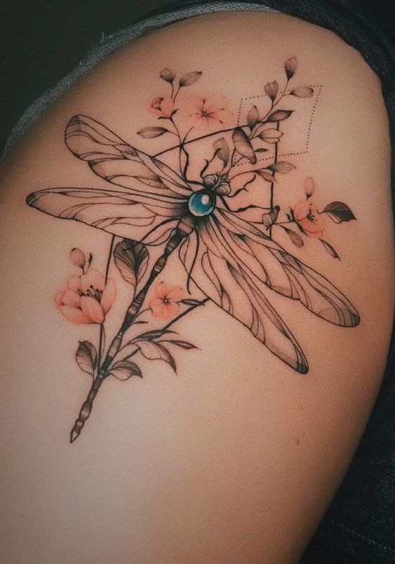 19 top idées de tatouages libellules pour vous inspirer 2