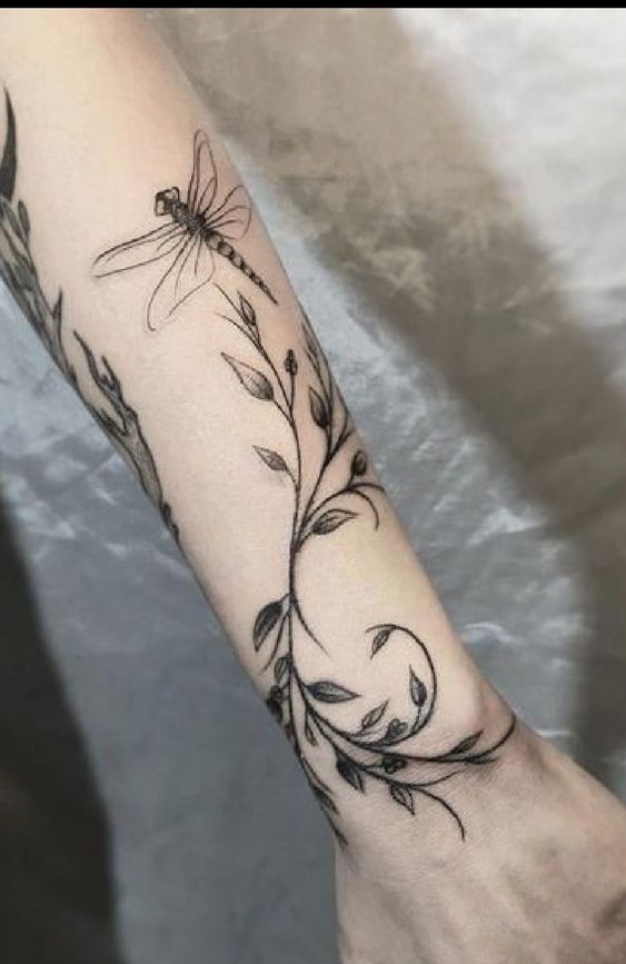 19 top idées de tatouages libellules pour vous inspirer 5