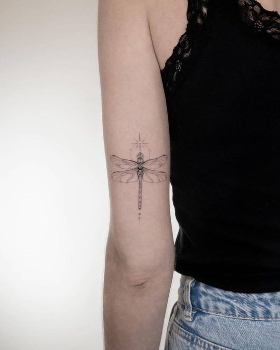 19 top idées de tatouages libellules pour vous inspirer 10