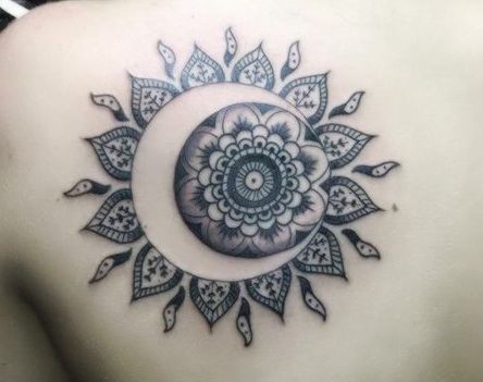 30 idées de tatouages soleil lune pour femme 22