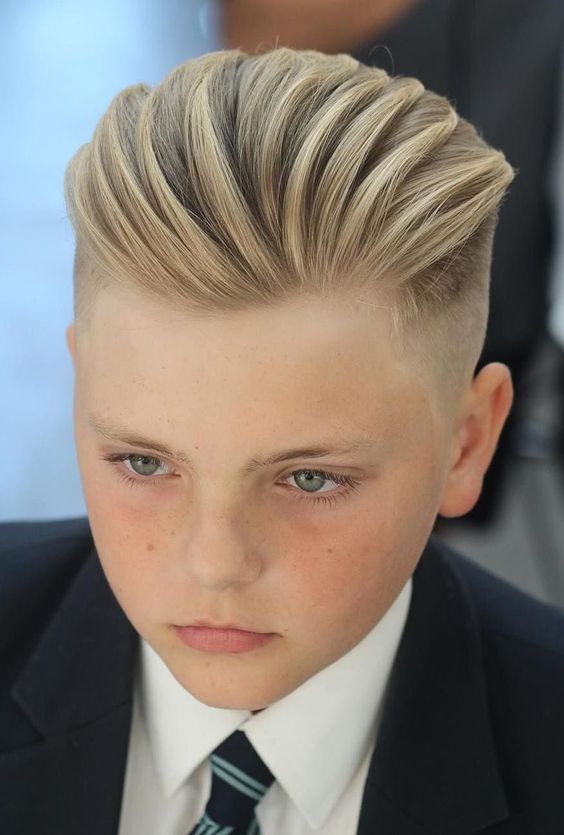 19 idées de coupes de cheveux pour petit garçon 18