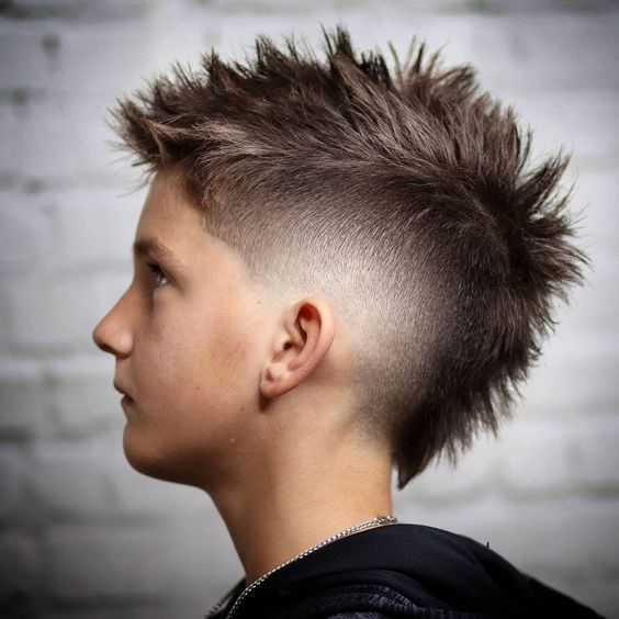 19 idées de coupes de cheveux pour petit garçon 19