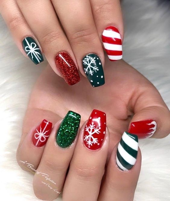 55 Nails art de Noël pour déballer vos cadeaux en beauté 27