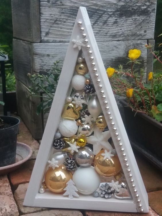 Top 18 des décorations de Noël en forme de triangle avec des boules 18