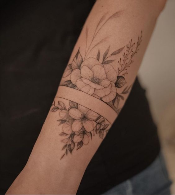 54 Tatouages fleur avant-bras qui rendent une femme irrésistible 19