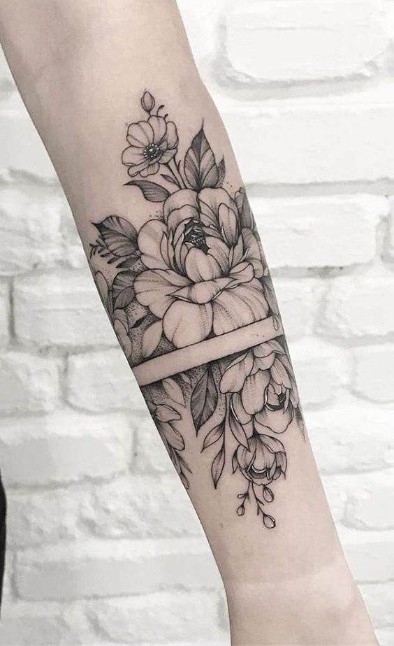 54 Tatouages fleur avant-bras qui rendent une femme irrésistible 24