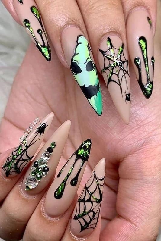 54 idées amusantes et effrayante d'ongles pour la fête d'Halloween 29