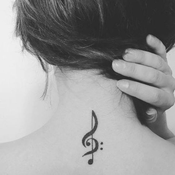 47 Tatouages nuque à la fois discrets et sensuels 8