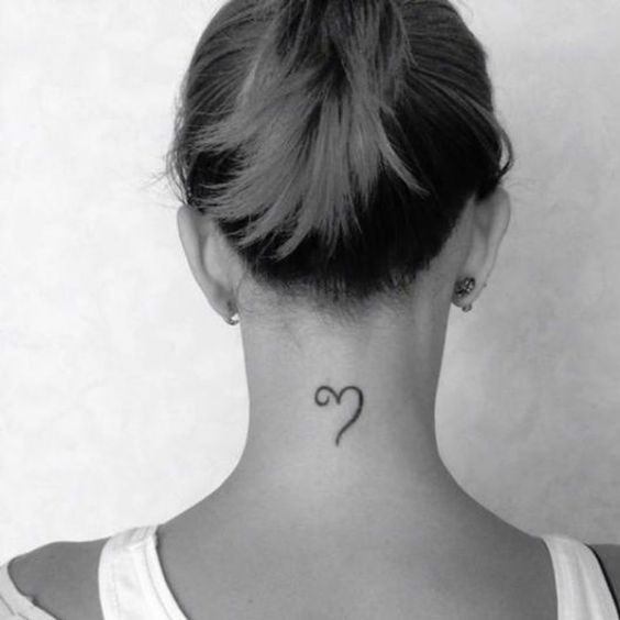 47 Tatouages nuque à la fois discrets et sensuels 11