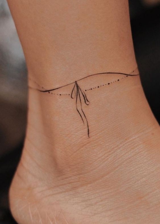 39 Tatouages chevilles à la fois discrets, délicats et sensuels 12