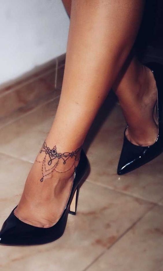 39 Tatouages chevilles à la fois discrets, délicats et sensuels 27