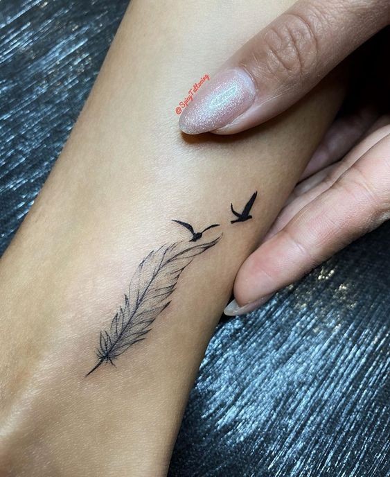 39 Tatouages chevilles à la fois discrets, délicats et sensuels 31