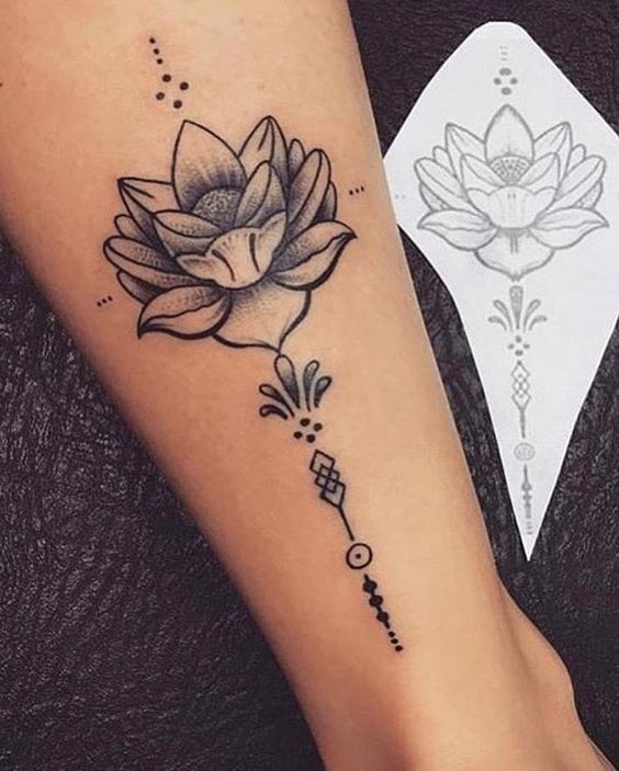 39 Tatouages chevilles à la fois discrets, délicats et sensuels 35