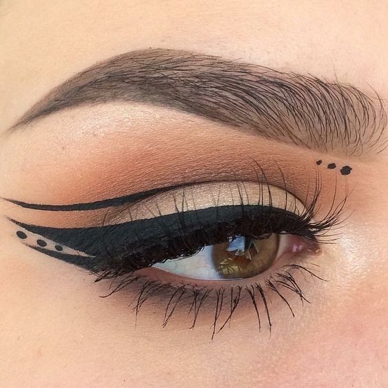 Eyeliner Graphique: Comment transformer votre regard en arme de séduction massive 8