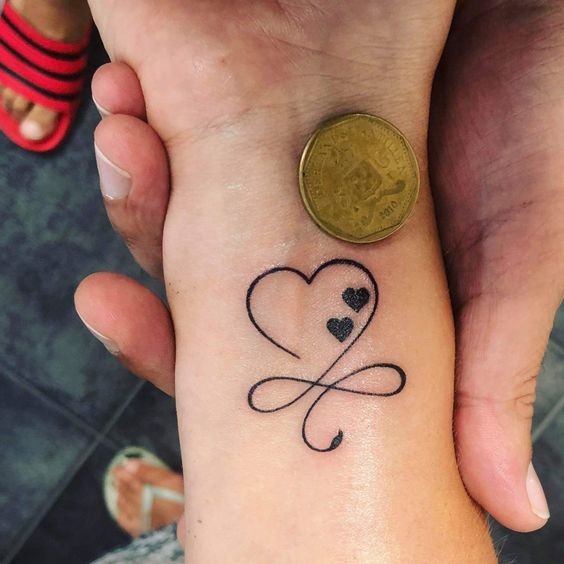 Les 22 plus jolis tatouages poignet pour femme 2